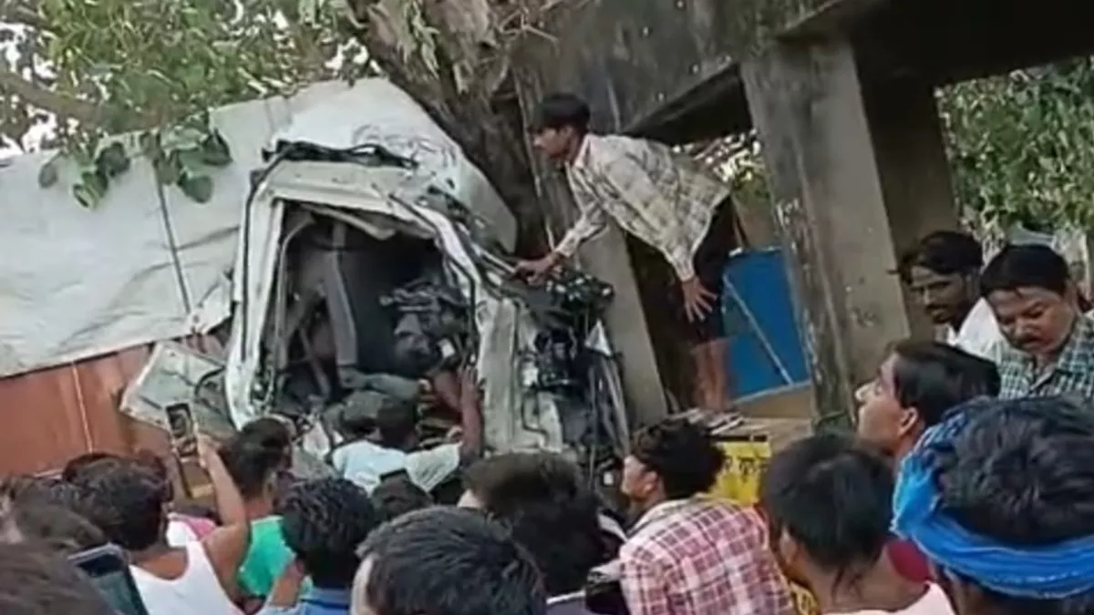 सोनभद्र में आखिरी सांस तक मोबाइल पर करता रहा बात, केबिन काटकर निकाला गया शव