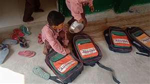 यहां स्‍कूल के झोले में कापी किताब ही नहीं बल्कि खाने की थाली भी लाना है बच्‍चों की मजबूरी Ballia news