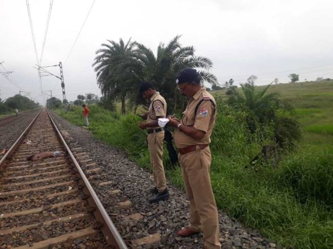 कालूबथान व छोटा अंबोना स्टेशन के बीच ट्रेन की चपेट में आने से युवक की मौत