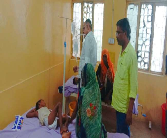 प्रतापगढ़ के कुंडा कोतवाली इलाके में विषाक्‍त प्रसाद खाकर कई बच्‍चे व महिलाएं बीमार हो गई हैं।