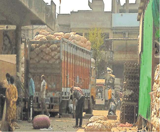 Onion Price in Jalandhar जालंधर में मकसूदां की सब्जी मंडी में अमृतसर से आई अफगानिस्तान के प्याज की गाड़ी। (जागरण)