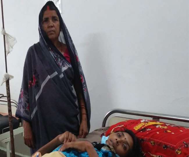 Jharkhand Garhwa News, Health News चिकित्सक ने उसकी गंभीर स्थिति को देखते हुए रिम्स रेफर कर दिया।