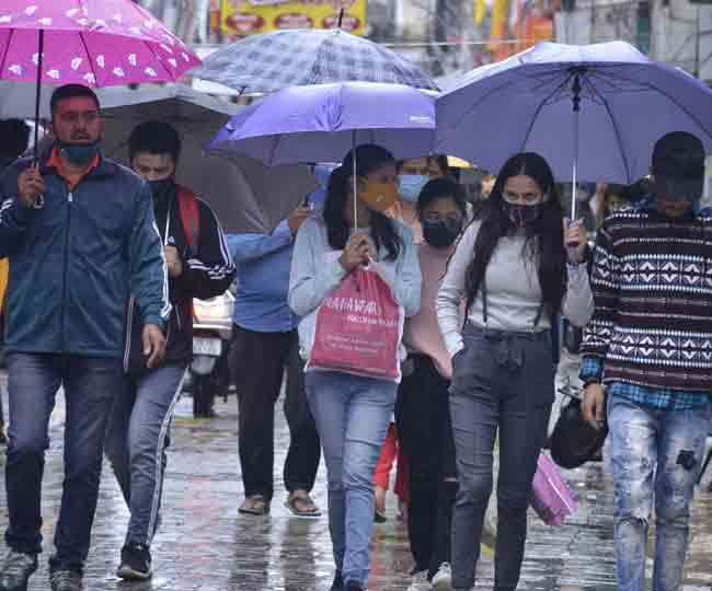सोमवार को पलटन बाजार में खरीदारी के लिए निकले युवा छाता और गर्म कपड़े पहनने नजर आए। जागरण