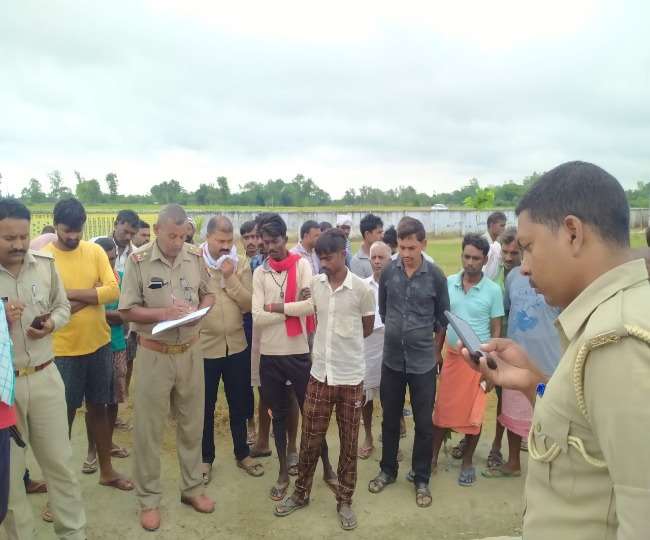dead body of migrant found hanging in primary school in sultanpur