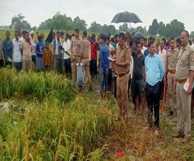 पुलिस ने शवों के पास मिले चप्पल व मोबाइल कब्जे में लेकर जांच शुरू की