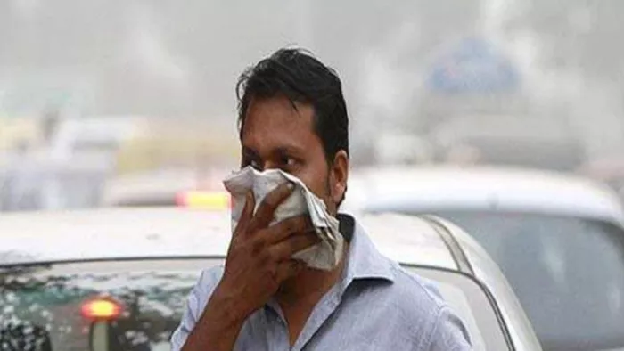 Agra Air Pollution: आगरा में वायु प्रदूषण के चलते मुंह पर रुमाल ढंके व्यक्ति।