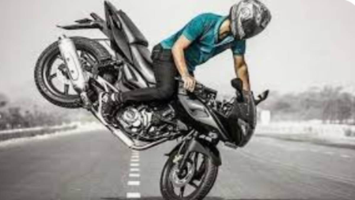 Gorakhpur फोरलेन पर स्टंट कर रहे युवकों की बाइक टकराई, एक की मौत