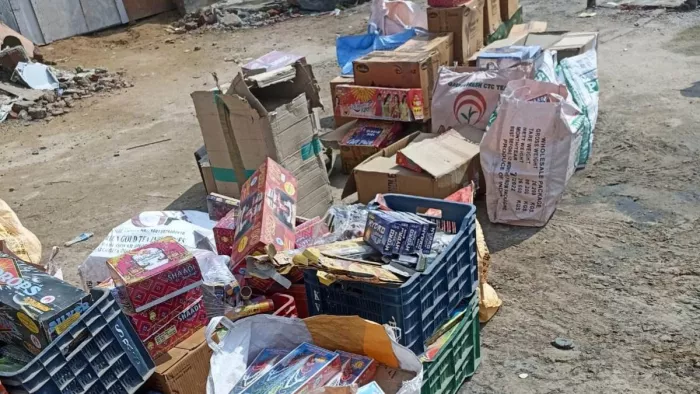 Delhi News: छापेमारी के दौरान गोदाम की देखभाल करने वाला राम शंकर मिला।