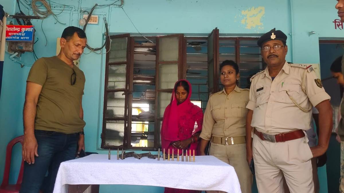 मुगेर के अमैया पंचायत की उप सरपंच कल्पना देवी के घर से हथियार बरामद।