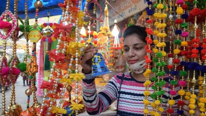 Diwali 2022: दीपावली की खरीददारी पर बरतें सावधानी।