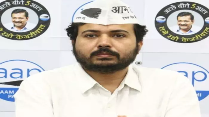 Delhi Politics: 10 करोड़ की संपत्ति बनाकर ऐसे ही छोड़ दी गई।