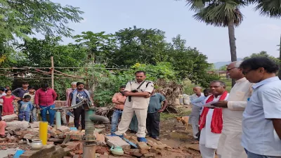 गरीबों के टूटे घर को देखते रामबली सिंह यादव