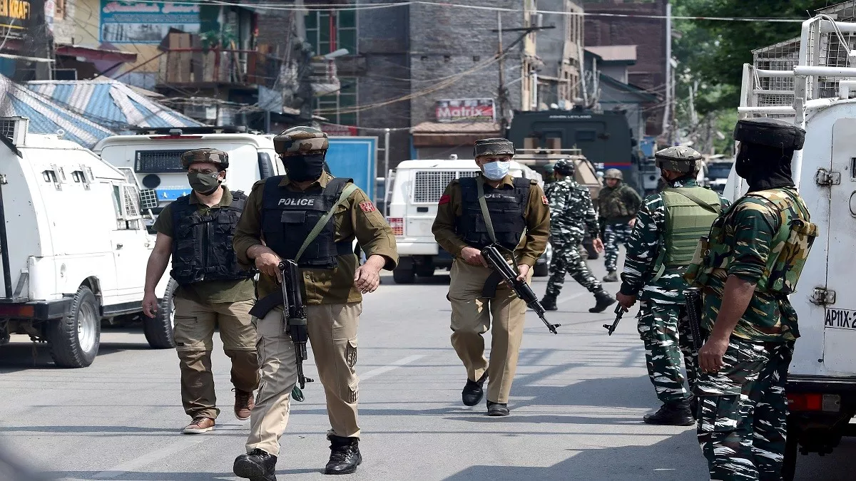 Kashmir : ग्रेनेड हमले में यूपी श्रमिकों को मारने वाला आतंकी गनई अपने ही साथियों की फायरिंग में मारा गया