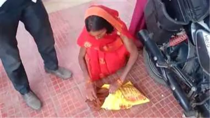 मध्य प्रदेश के सिंगरौली में एक पिता बच्चे के शव को डिक्की में रख जाने को मजबूर हुआ