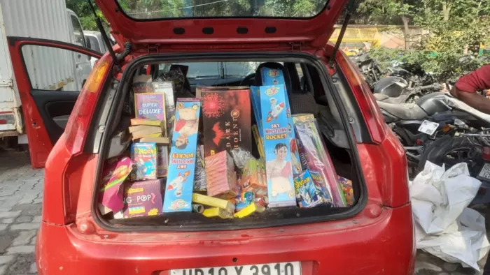 64 किलोग्राम पटाखों के साथ कार की गई जब्त। फोटो जागरण