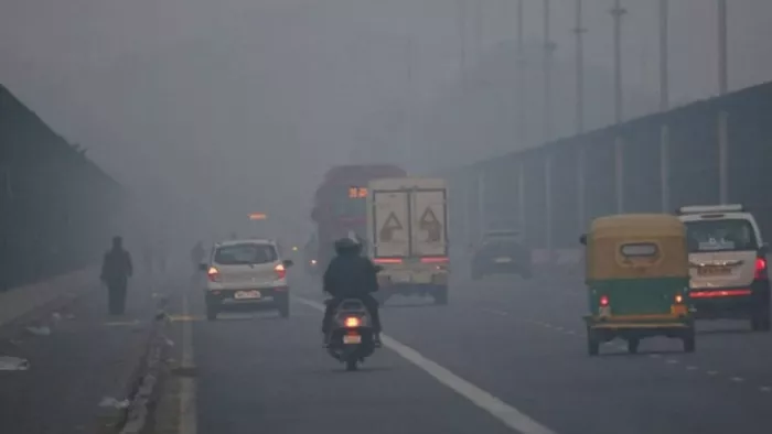 Delhi Pollution: दिल्ली की आबोहवा हुई खराब, पराली और सर्दी से बिगड़ेंगे हालात; बच्चों को खतरा