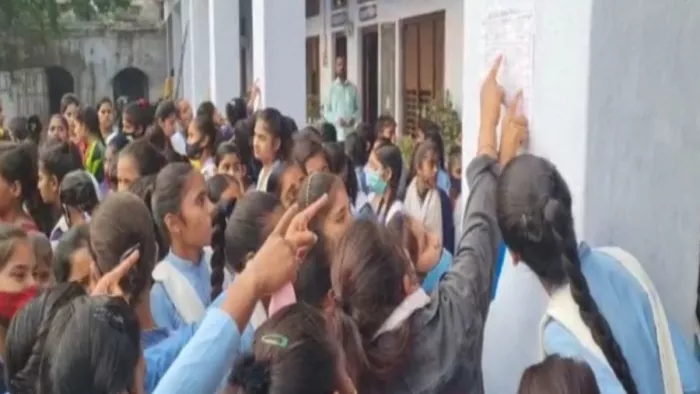 UP Board Exams 2023: यूपी बोर्ड में इस बार बाहरी आवेदकाें पर इस बार खास नजर रहेगी।