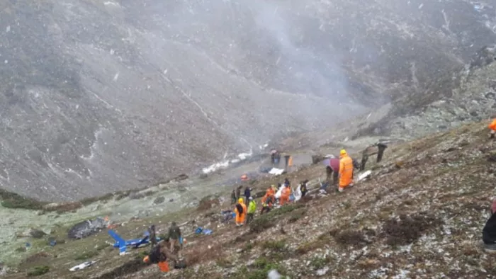 केदारघाटी जैसे उच्च हिमालयी क्षेत्रों में हेलीकाप्टर, पहाड़ और बादलों का दुर्योग पल-पल पायलट की परीक्षा लेता है।