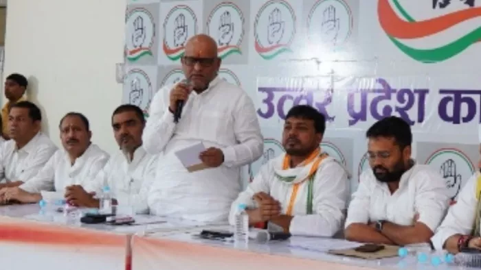 लखनऊ: कांग्रेस मुख्यालय में प्रदेश अध्यक्ष अजय राय ने पार्टी पदाधिकारियों के साथ बैठक की।