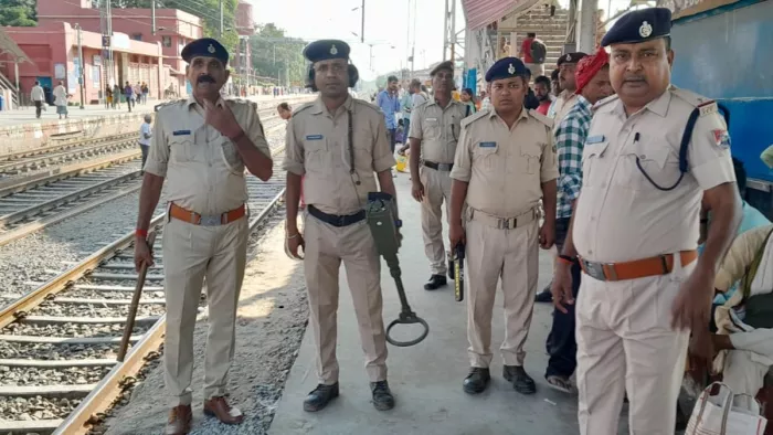 ट्रेन में बम होने की अफवाह से मचा हड़कंप