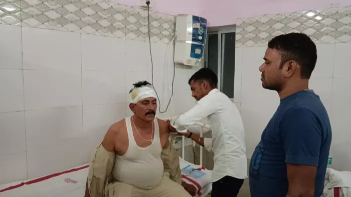 अस्पताल में इलाज कराते हुए घायल पुलिस अधिकारी। फोटो- जागरण