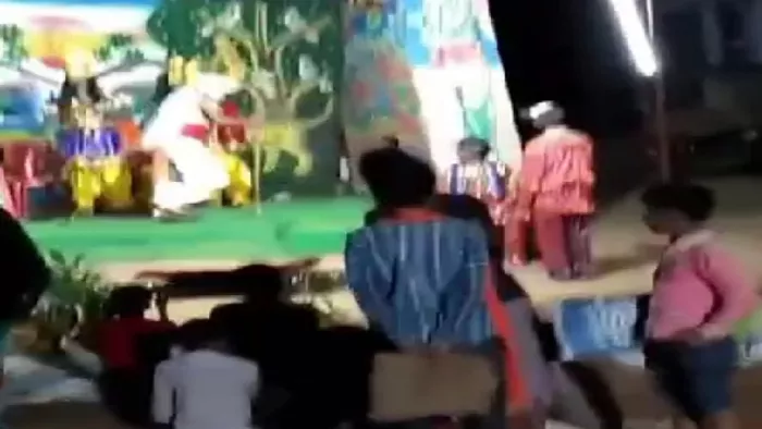 नाटक के बीच दिल का दौरा पड़ने से व्यक्ति की मौत।