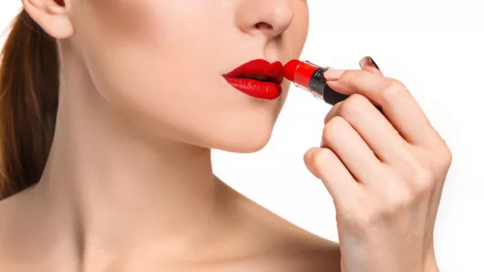 Quick Make Up Tips: लिपस्टिक एक काम अनेक जानें जरूरी मेकअप टिप्स