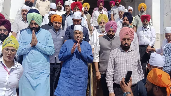 नितिन गडकरी ने श्री हरिमंदिर साहिब के किये दर्शन