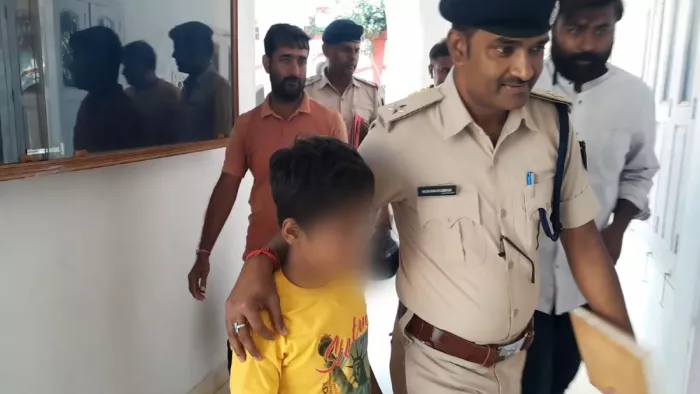 किडनैपर से बरामद बच्चे को ले जाते हुए पुलिस। फोटो- जागरण