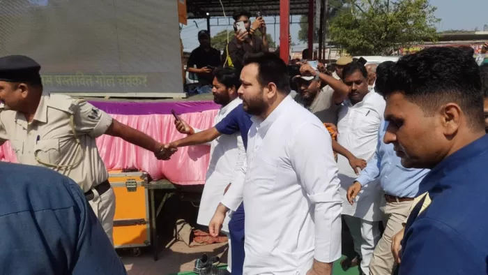 बिहार के डिप्टी सीएम तेजस्वी यादव थावे मंदिर पहुंचे