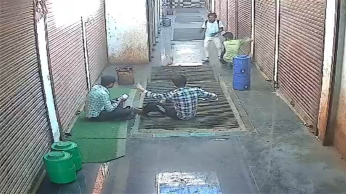 स्लो मोशन डांस में रफ्तार से आयी मौत, वीडियो बनाते चौथी मंजिल से गिरा युवक- देखें दिल दहला देने वाला VIDEO