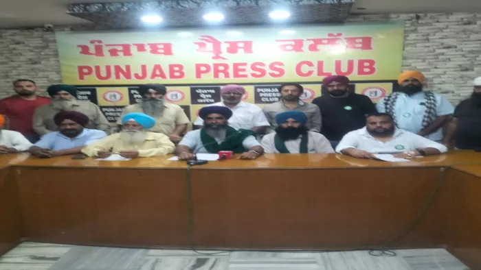 पंजाब न्यूज: पंजाब प्रेस क्लम में पत्रकारों को संबोधित करते किसान