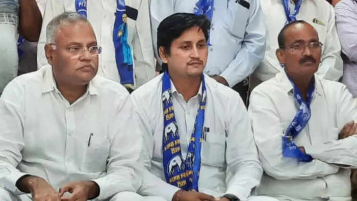डा. अवनीश कुमार शाक्य (मध्य), नौशाद अली (बाएं) एवं मंडल को-आर्डिनेटर एवं पूर्व मंत्री गोरेलाल जाटव (दाएं)। जागरण