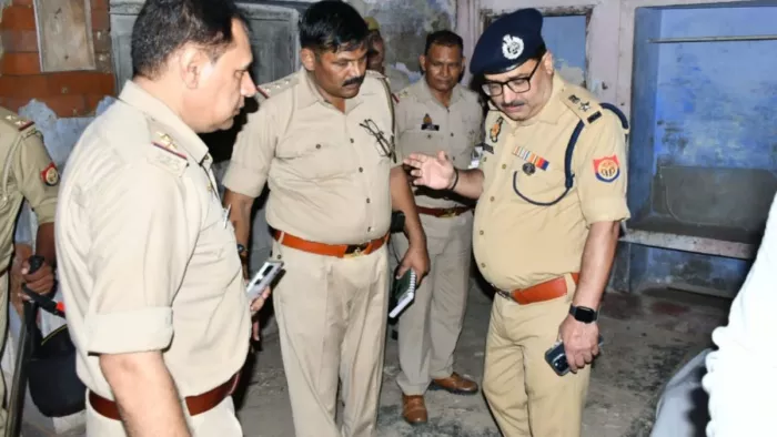 घटना स्थल पर जांच करते एसएसपी डॉ बृजेश कुमार सिंह व अन्य पुलिस कर्मी। जागरण