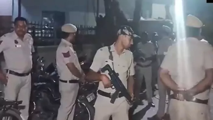 घटनास्थल पर मौजूद पुलिस जांच में जुटी।