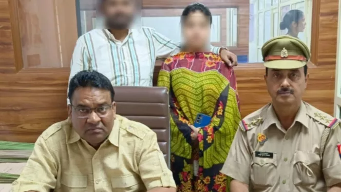 सुलह के बाद पति- पत्नी (काउंसलर और परिवार परामर्श केंद्र प्रभारी के पीछे खड़े हुए ) सौजन्य पुलिस