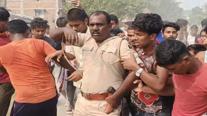 हाजीपुर में गुस्साए लोगों ने पुलिस को बनाया बंधक (जागरण)