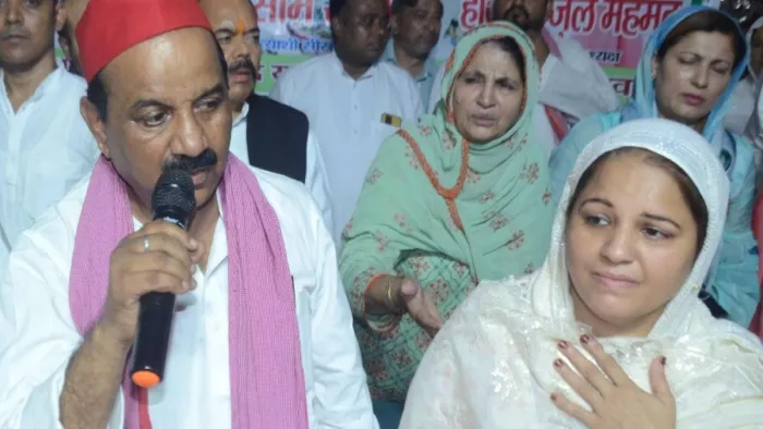 समीक्षा बैठक में विवाद होने पर समझाते प्रदेश अध्यक्ष श्याम लाल पाल और परेशान नजर आती सपा प्रत्याशी नसीम सोलंकी।