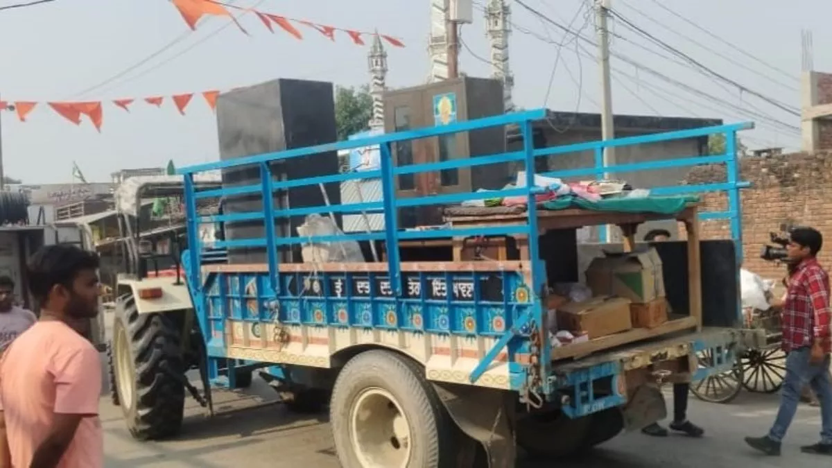 बहराइच में बुलडोजर का खौफ: बवाल के बाद नोटिस किया चस्पा तो खुद ही अतिक्रमण हटाने लगे लोग, ट्रॉली में भरा सामान