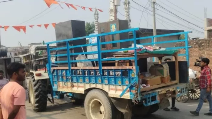 महाराजगंज में आरोपी अब्दुल हमीद के घर से सामान ट्राली पर लादकर सुरक्षित करते किराएदार . जागरण
