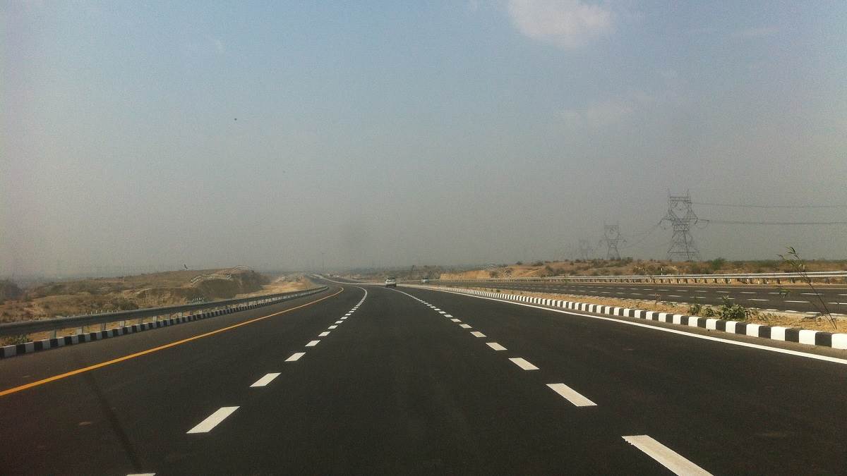 in case of an accident on lucknow agra expressway only ointment and bandage is given in trauma center name of treatment