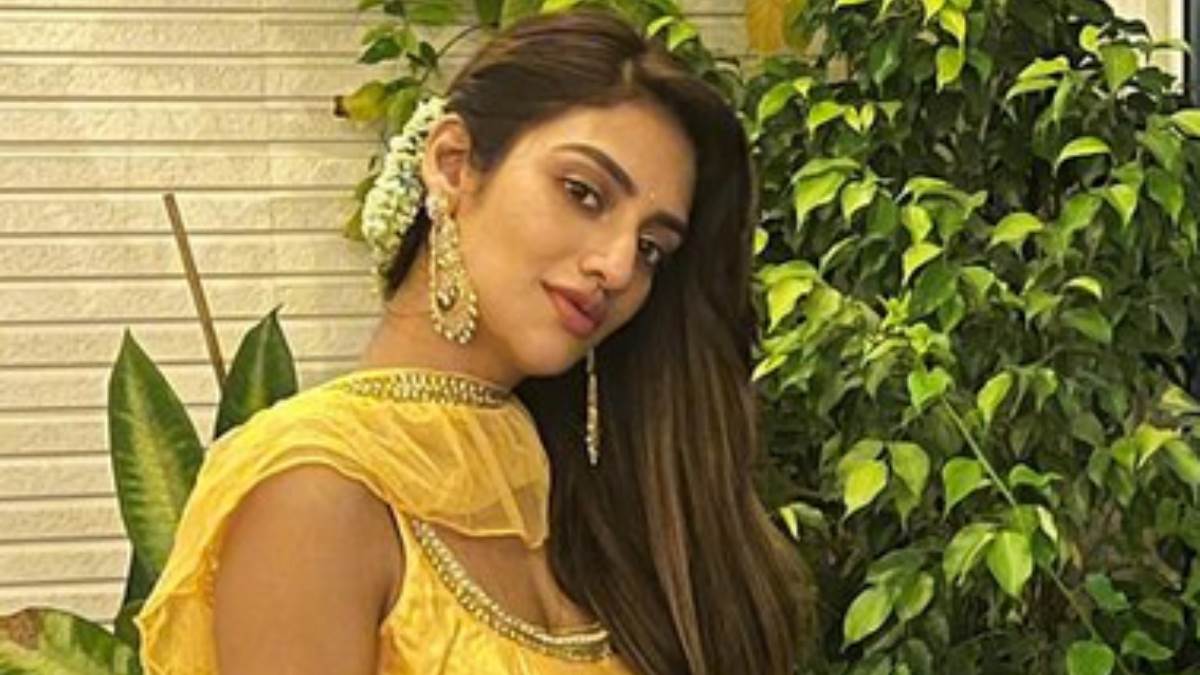 TMC Mp Nusrat Jahan की बेडरूम तस्वीरें हो रहीं वायरल, शर्ट के बटन ओपन कर दे  रही हैं ऐसे पोज - TMC Mp And Bengali Actress Nusrat Jahan Bedroom Photos  Viral Actress