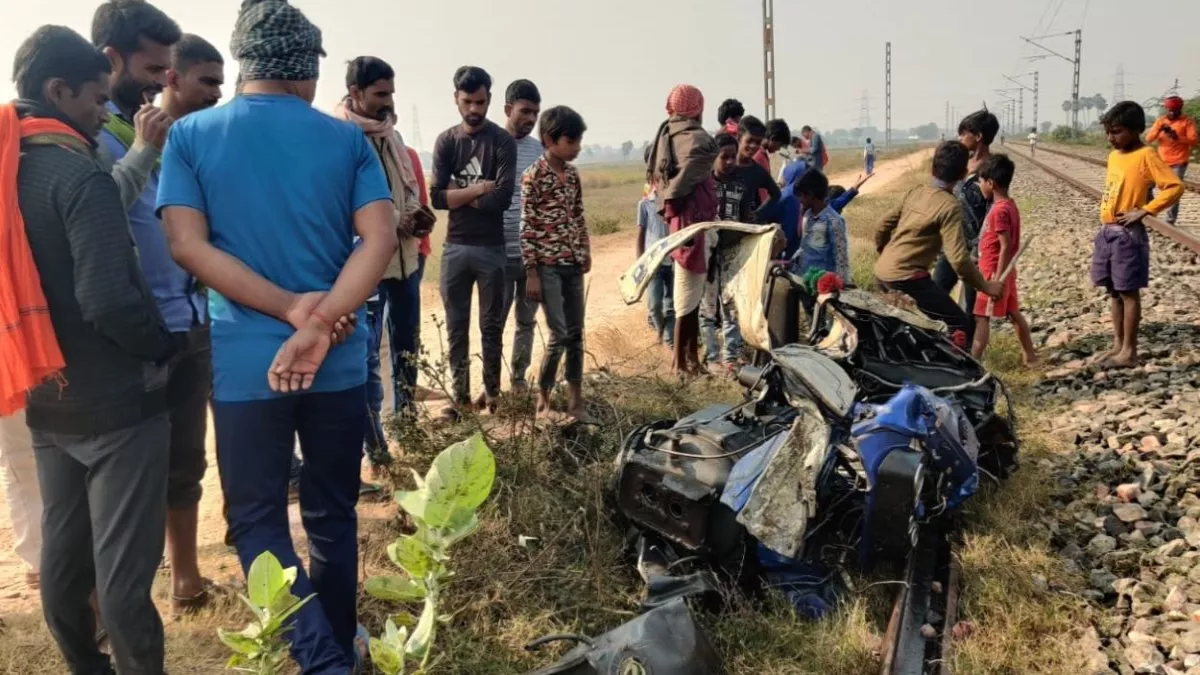 ट्रेन को आते देख भी चालक ने बढ़ा दिया ट्रैक्‍टर, शेखपुरा में गया-हावड़ा  एक्‍सप्रेस से हुई जोरदार टक्‍कर - Gaya Howrah Express collided with a  tractor at the crossing A ...