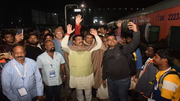 काशी-तमिल संगमम के लिए विशेष ट्रेन से प्रतिभागियों का जत्था बनारस (मंडुआडीह) स्टेशन पहुंचा।