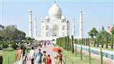 Weather in Agra Today: शनिवार सुबह गुनगुनी धूप में ताजमहल का दीदार करते पर्यटक।