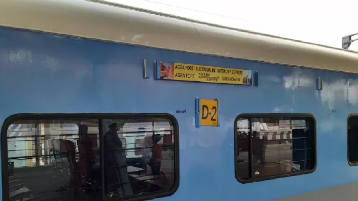 Fire In Train: आगरा फोर्ट इंटरसिटी में आग की सूचना से मचा हड़कंप