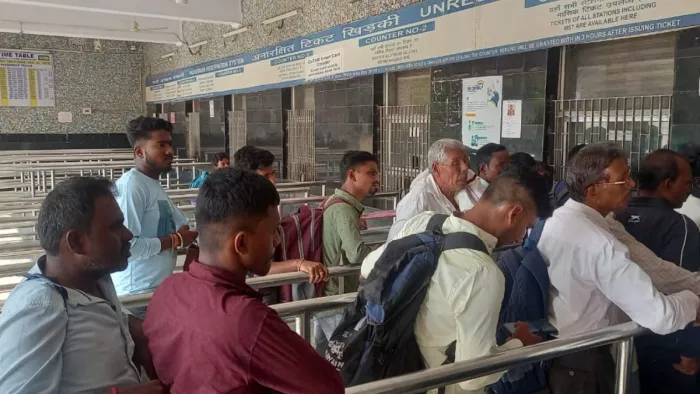 टिकट लेने के लिए काउंटर पर यात्रियों की भीड़