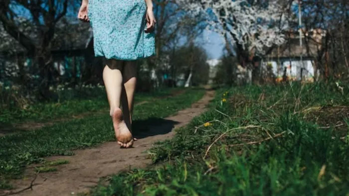 Barefoot Walking: नंगे पांव चलना बना सकता है आपके पैरों को मजबूत, जानें  इसके अन्य फायदे - Barefoot Walking know the benefits of walking without  footwears