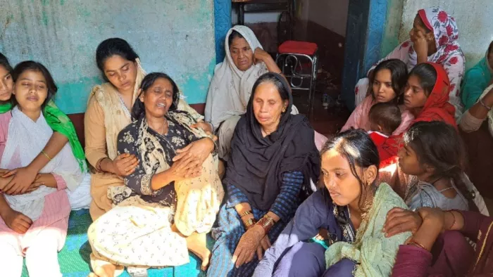 बिरनी सड़क दुर्घटना में मृतक इम्तियाज की पत्नी व बच्चे रोते बिलखते हुए