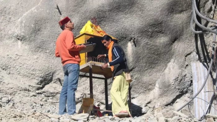 मजदूरों की कुशलता के लिए सुरंग के बाहर बनाया गया बौखनाग देवता का मंदिर
